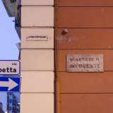 All'angolo tra via Zuppetta e corso Cavour c'� la targa che riporta il nome del Quartiere dell'Oriente, il rione che tra il 1927 e il 1938 raggruppava in un'unica area Madonnella, Carrassi e San Pasquale